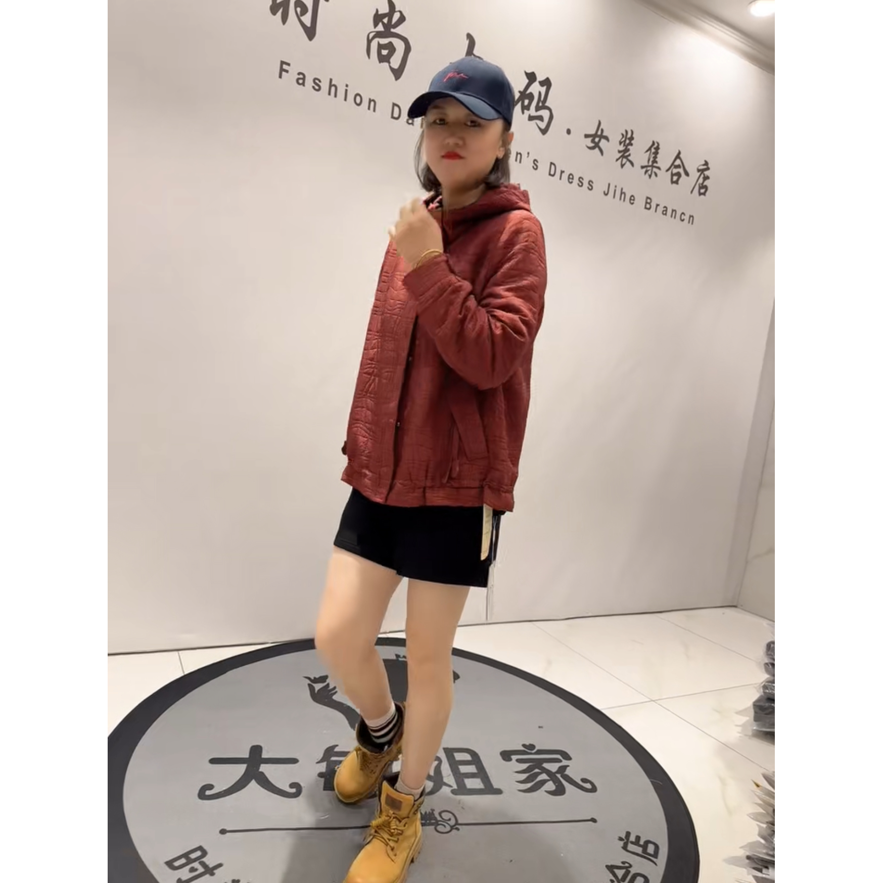 9655芮娜依莲秋冬新款加肥加大码女装通勤立体剪裁连帽棉衣棉服