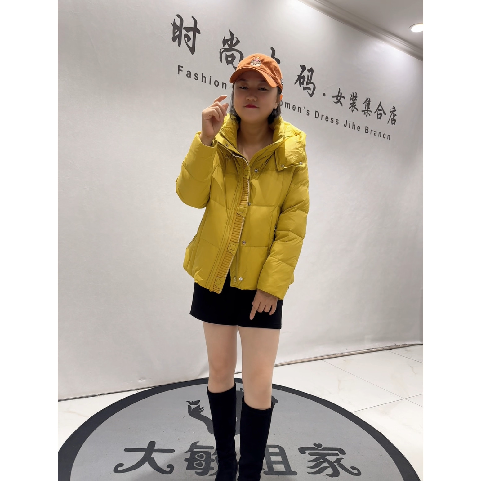 芮娜依莲9816秋冬新款加肥大码女装胖妹妹显瘦减龄连帽保暖羽绒服
