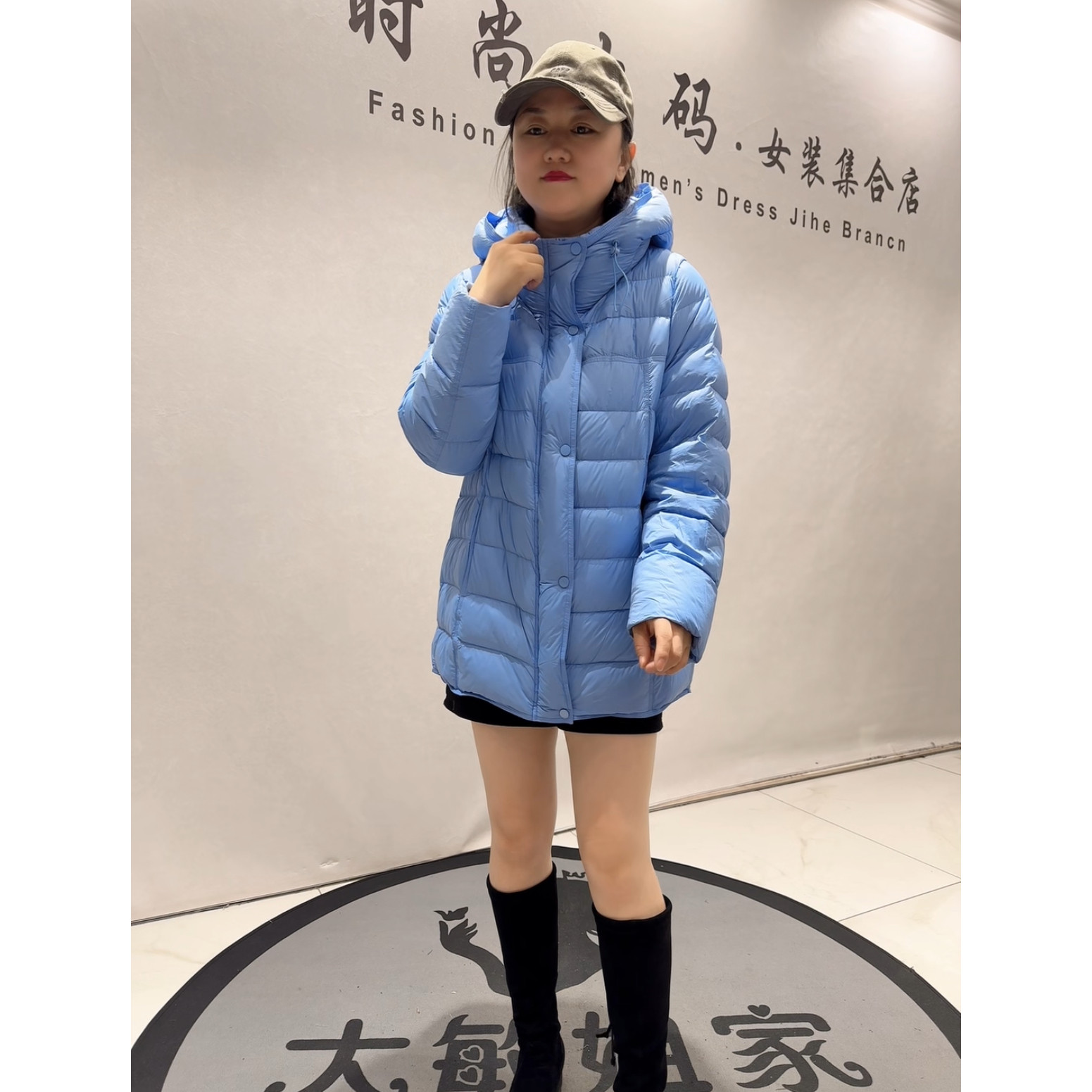 芮娜依莲9059秋冬新款加肥大码女装胖妹妹显瘦减龄连帽保暖羽绒服