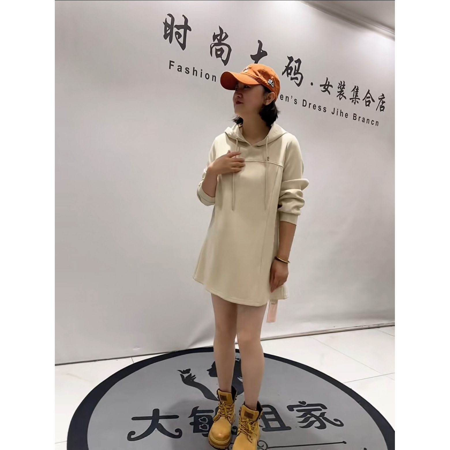 7242芮娜依莲初秋季新款加肥大码女装通勤立体剪裁连帽一手长长衫