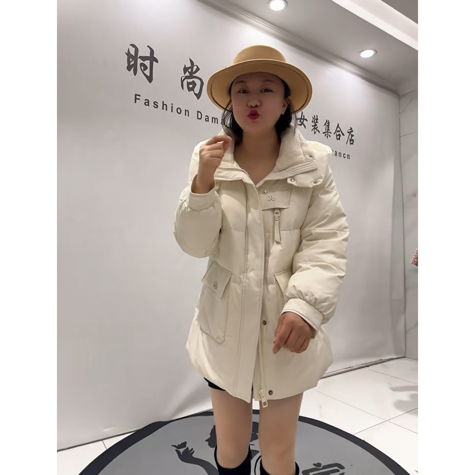 芮娜依莲9659冬新款加肥大码女装胖妹妹显瘦减龄一手长连帽羽绒服