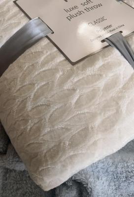 白色压花加大毛毯抗静电牛奶绒法兰绒夏季空调薄被子盖毯冬季床单