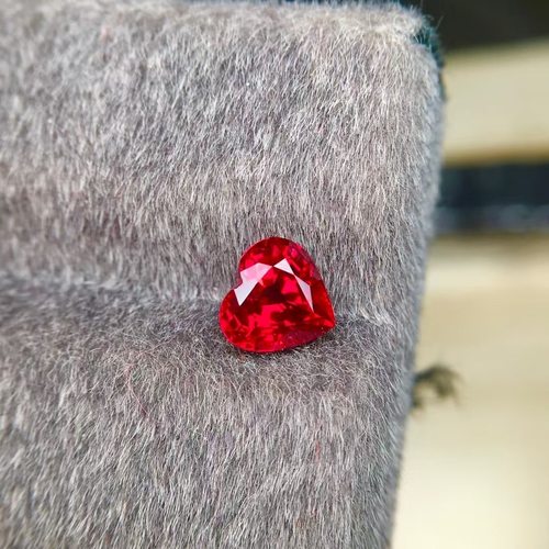 1.53克拉天然无烧鸽血红宝石戒面