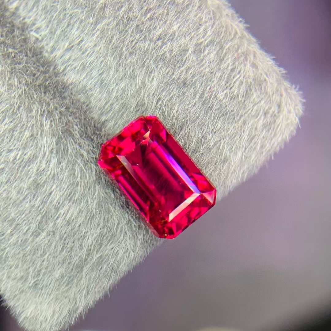 明亮色4.13克拉天然卢比莱碧玺戒面宝石红色珠宝裸石长方形彩宝