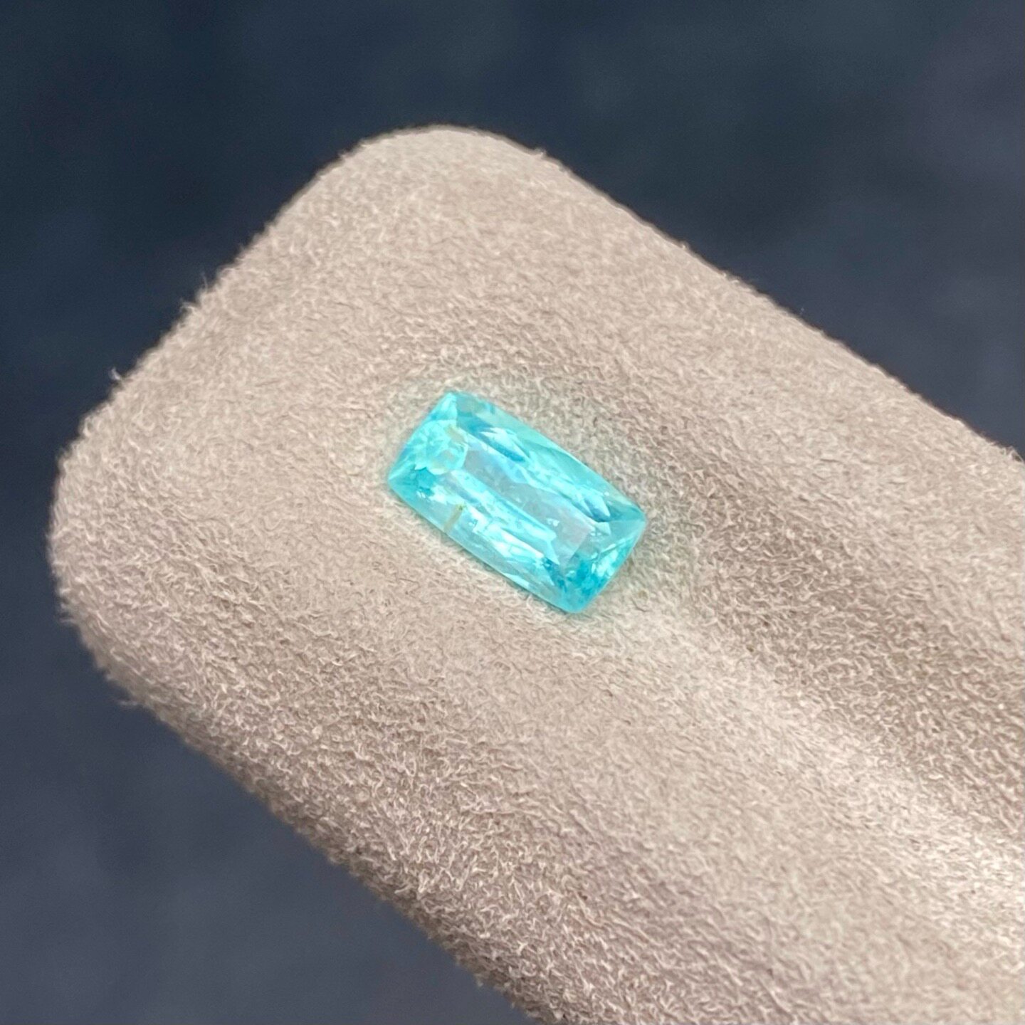 高性价比0.77克拉天然帕拉伊巴霓虹蓝碧玺戒面长方形珠宝裸石精品