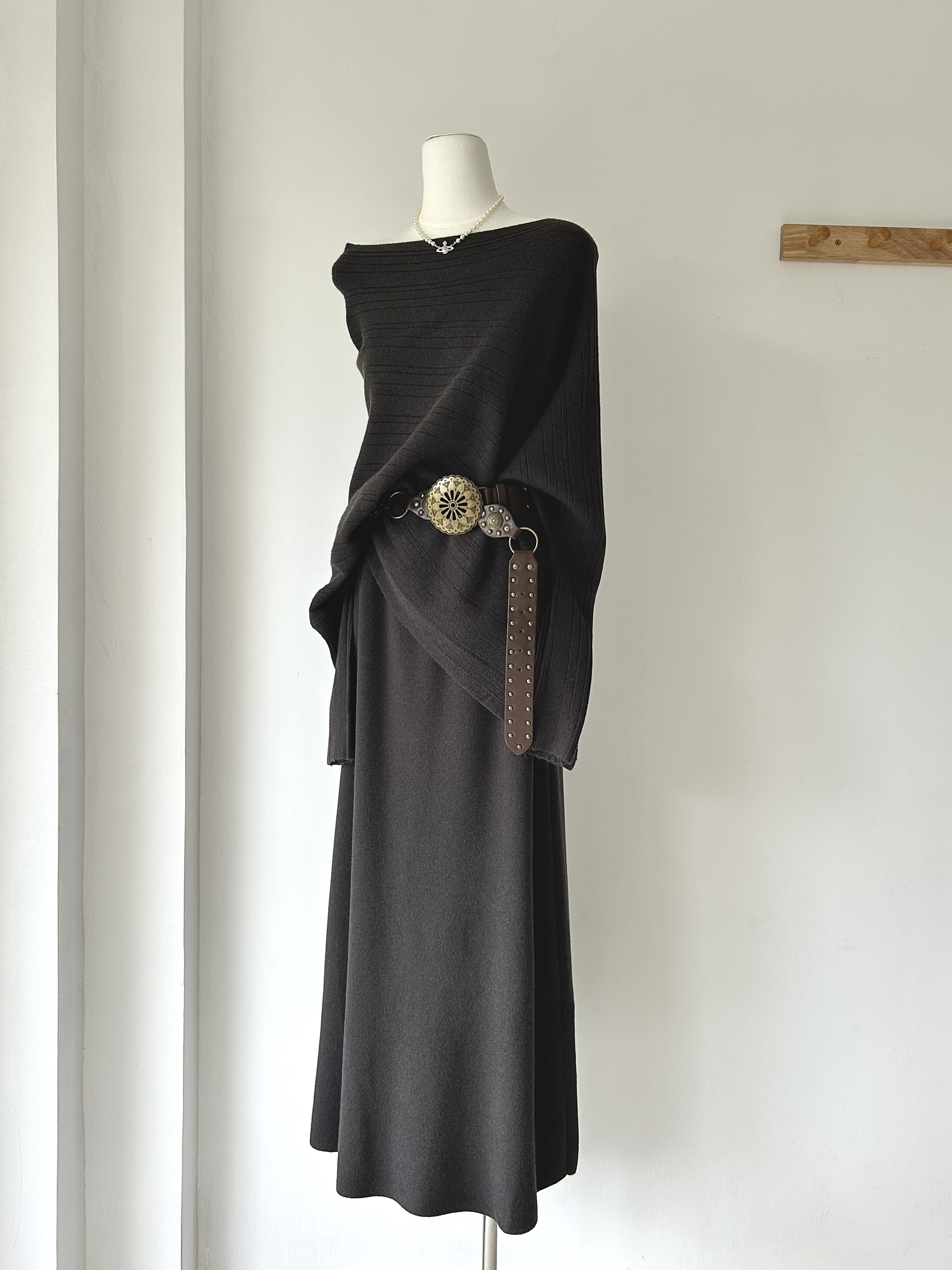 捡漏！不规则几何设计 气质优雅斜肩针织上衣+针织半裙 显瘦显高