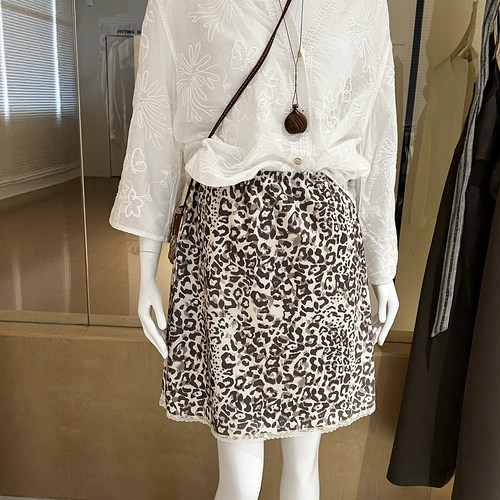 甜酷豹纹蕾丝宽松松紧腰A字短裙