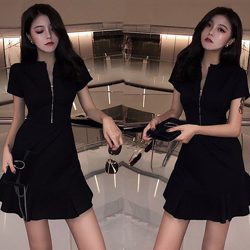 赫本风气质显瘦收腰V领A字小黑裙