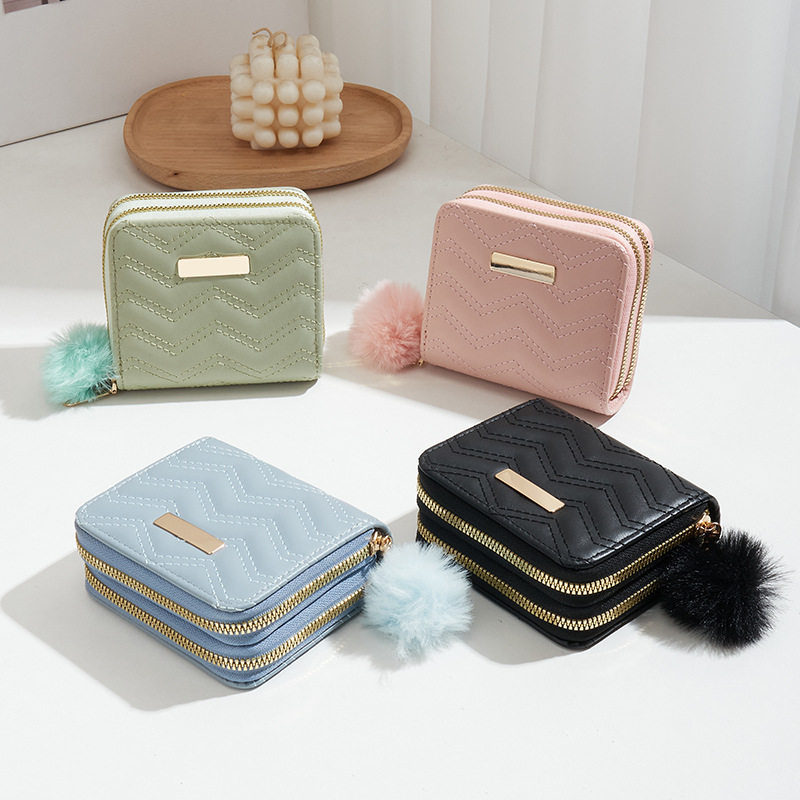 女士短款钱包2024新款波浪纹绣花毛毛球挂饰零钱包休闲清新小卡包,箱包皮具/热销女包/男包,钱包,淘宝优惠券,粉丝福利购,淘宝优惠卷
