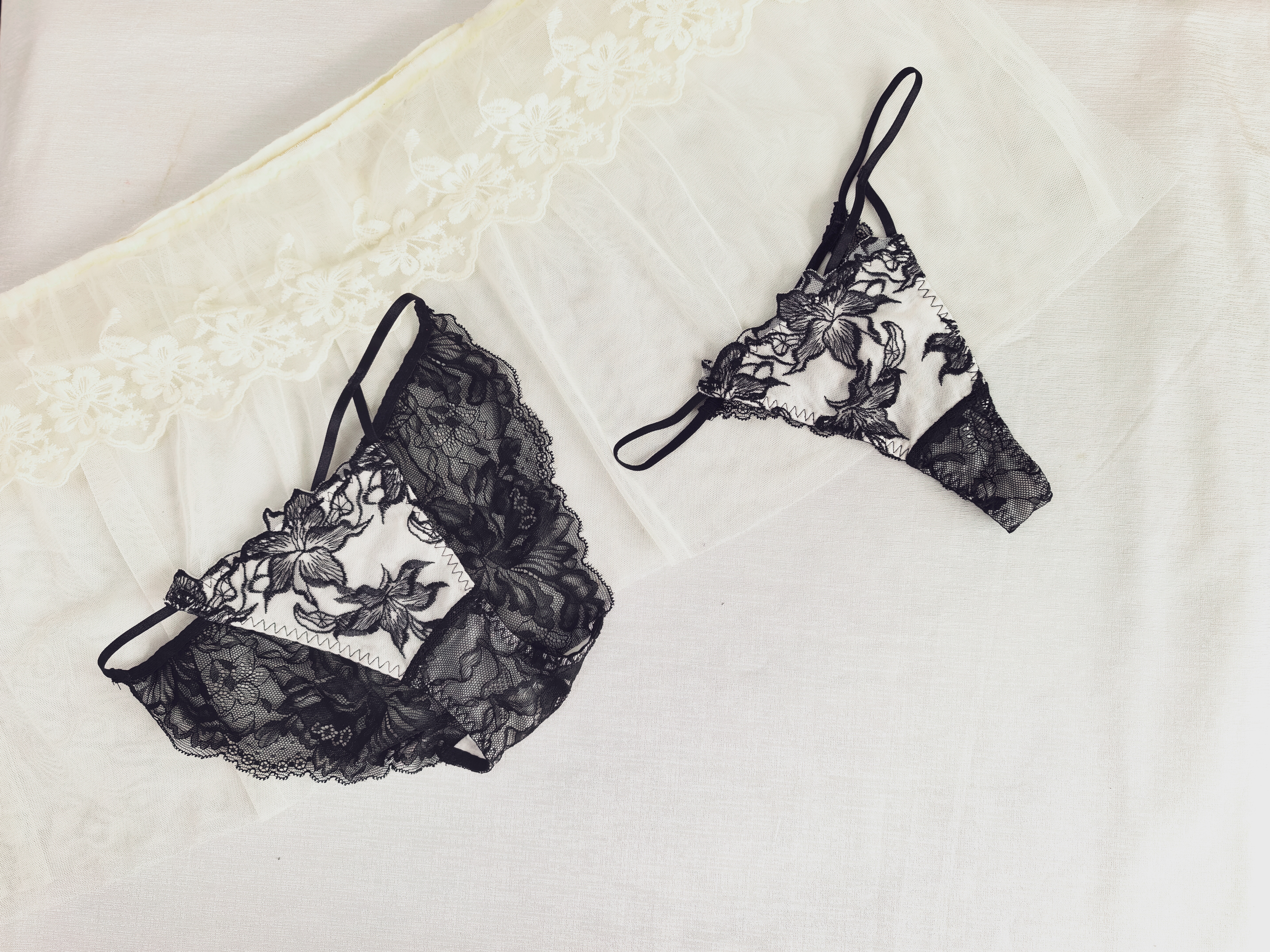 日单蕾丝美腰线刺绣性感设计感女内裤丁字裤