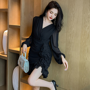 法式减龄遮肚子显瘦连衣裙短款小众轻奢高腰修身雪纺V领小黑裙女