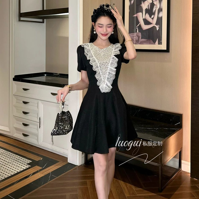 蕾丝拼接赫本风圆领短袖连衣裙夏季遮肉显瘦名媛风气质轻奢小黑裙