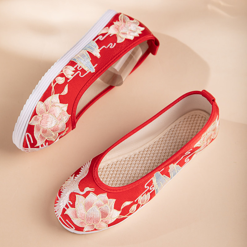 SANKENG GIRL AUTUMN ORIGINAL ANCIENT STYLE ROUND TOE FLAT BOTTOM CHINESE RED NOT TIRED FOOT EMBROIDERY CHINESE STYLE WEDDING SHOES EMBROIDERED SHOES