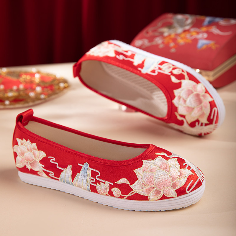 SANKENG GIRL AUTUMN ORIGINAL ANCIENT STYLE ROUND TOE FLAT BOTTOM CHINESE RED NOT TIRED FOOT EMBROIDERY CHINESE STYLE WEDDING SHOES EMBROIDERED SHOES