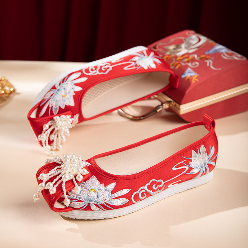 SANKENG GIRL WEDDING SHOES AUTUMN WOMENS FLAT TASSEL ANCIENT STYLE EMBROIDERED SHOES CHINESE XIUHE TASSEL FLAT PEARL WEDDING SHOES