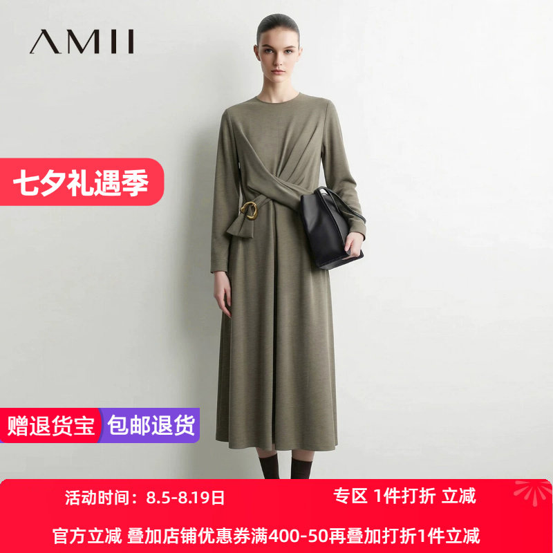 Amii2026秋新款通勤圆领缎面长袖连衣裙女金属异形日字扣修身裙子