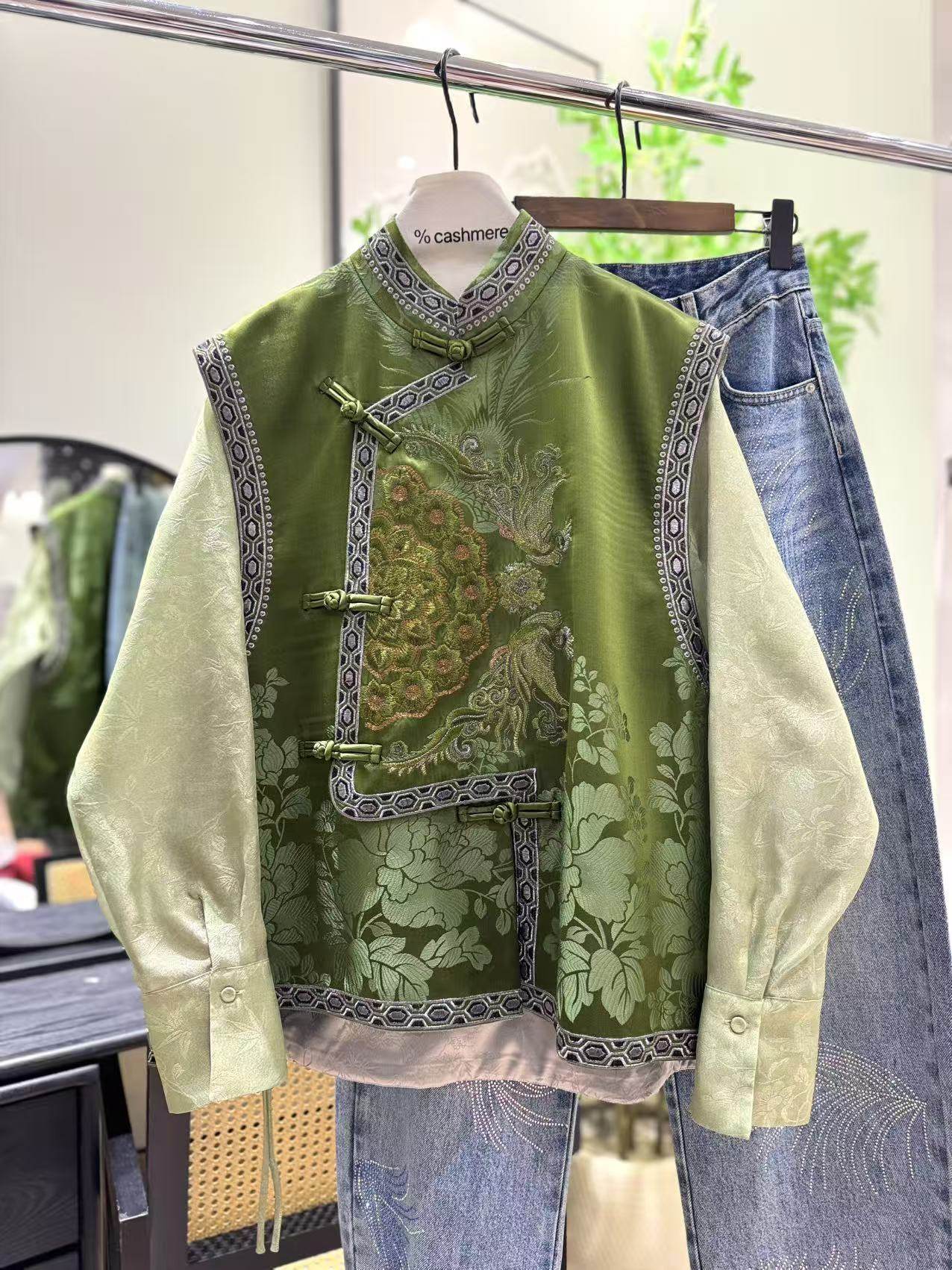 秀而高端2026早春新款新中式国风重工刺绣提花盘扣无袖马甲上衣女