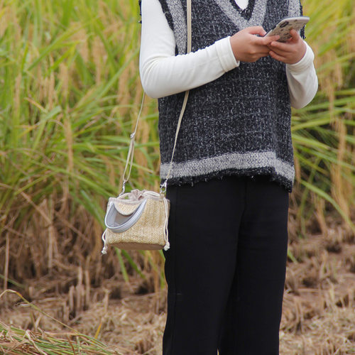 随身小型斜跨松鼠保暖外带包