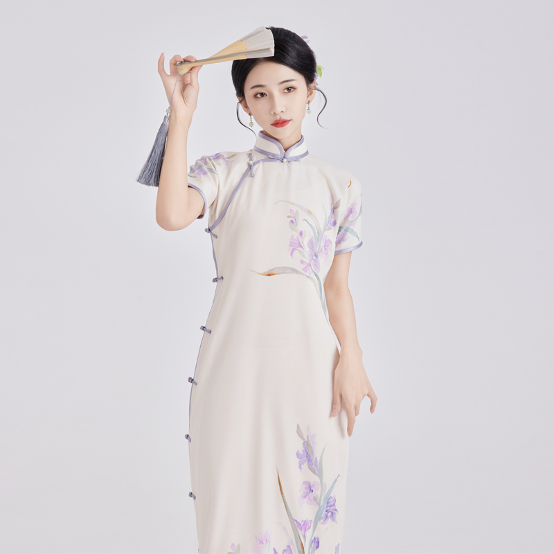 春风怡然鸢尾花定位印花旗袍化纤