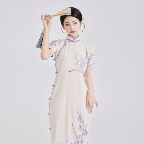春风怡然鸢尾花定位印花旗袍化纤