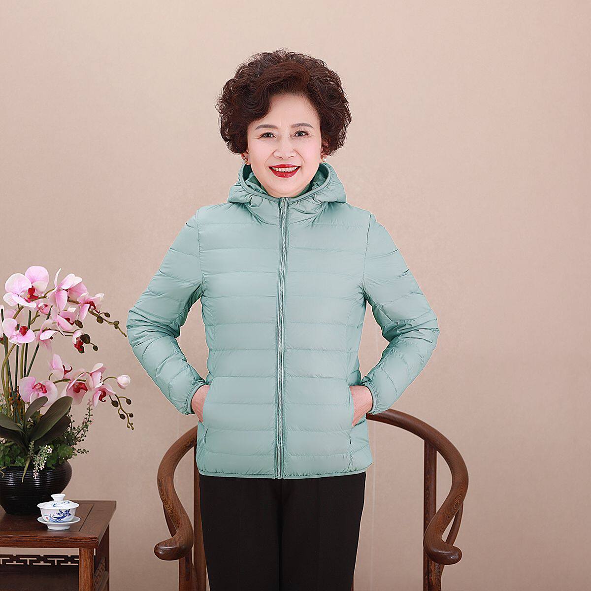 跨境新款轻薄款羽绒服女中老年妈妈装短款连帽加大码冬季加厚外套