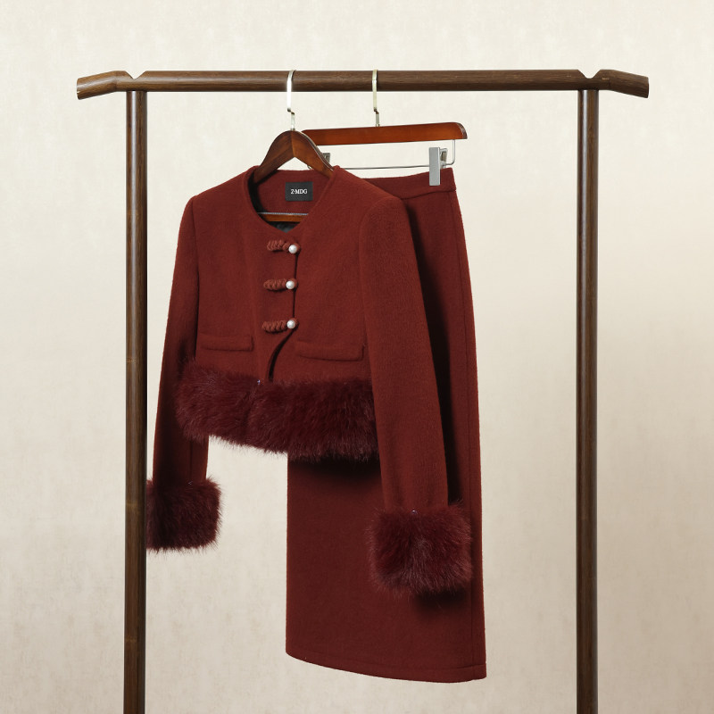 红色新中式国风套装女2025秋冬新款毛毛拼接羽绒外套+裙子两件套