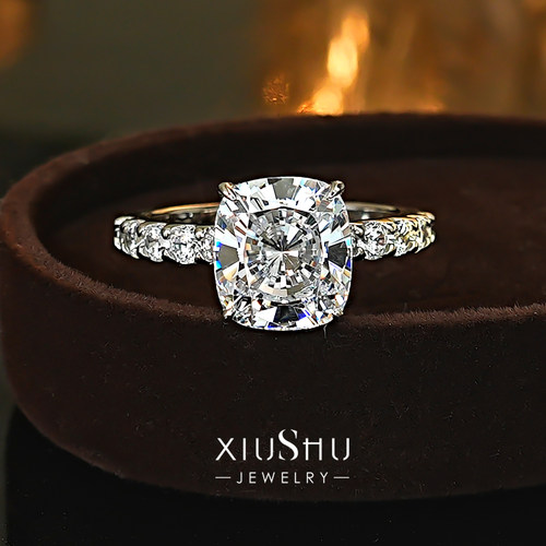 4克拉肥方枕形白钻色925纯银戒指