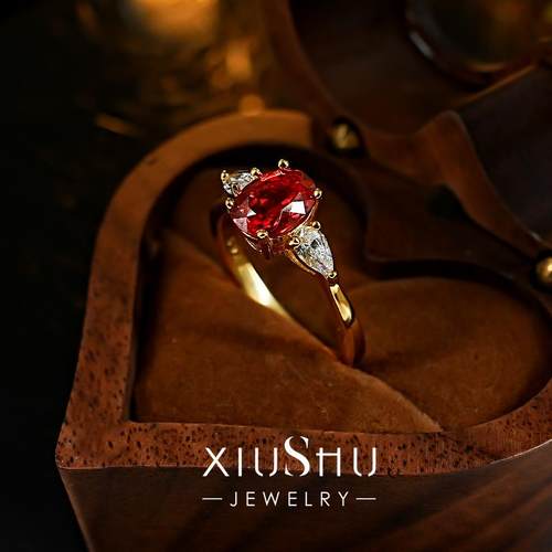 鸽血红满火彩925银戒指女三石款