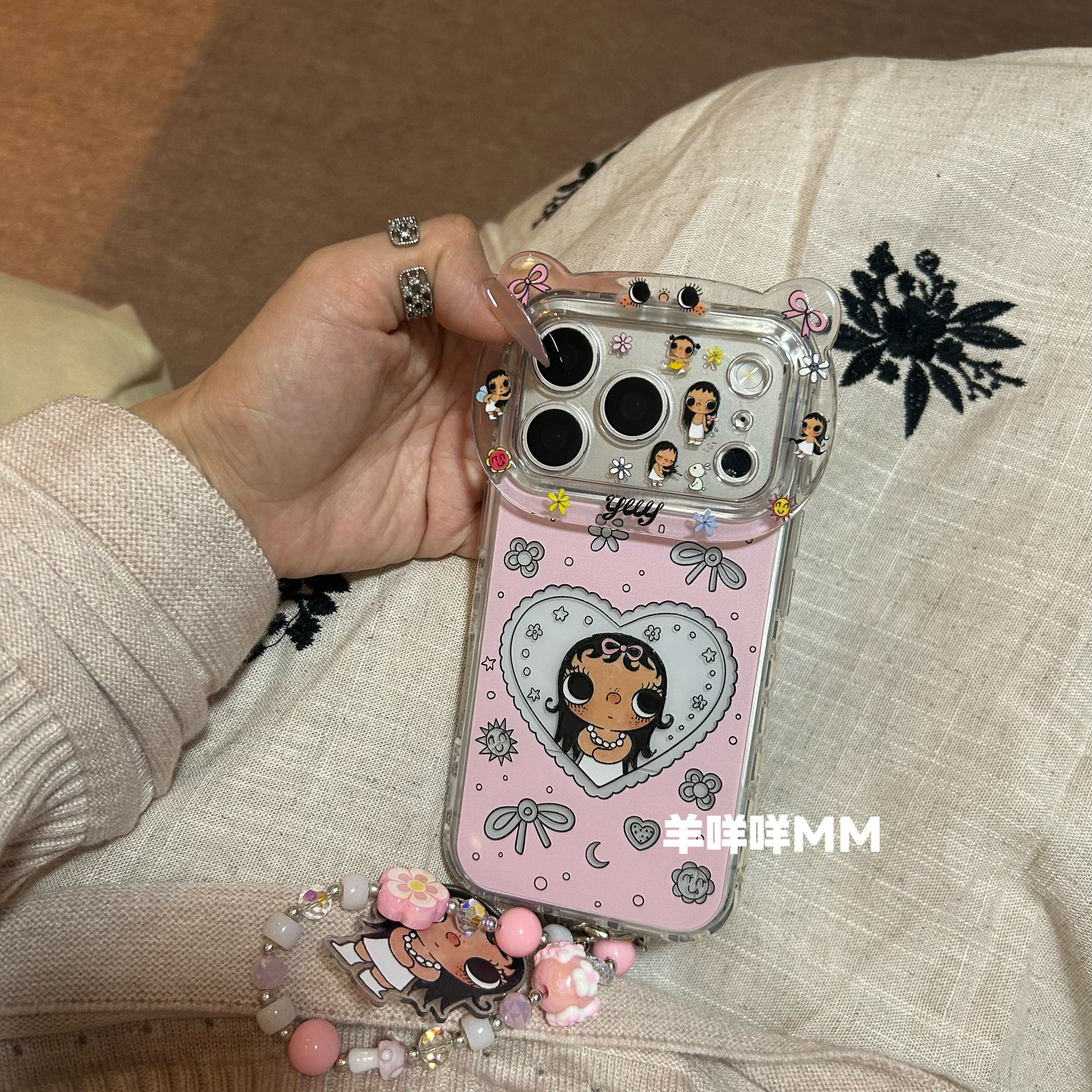 羊咩咩MM可爱小众萌系卡通小玉苹果17ProMax小熊镜头手机壳适用iPhone13/14女16Pro全包15带链条17Pro保护套