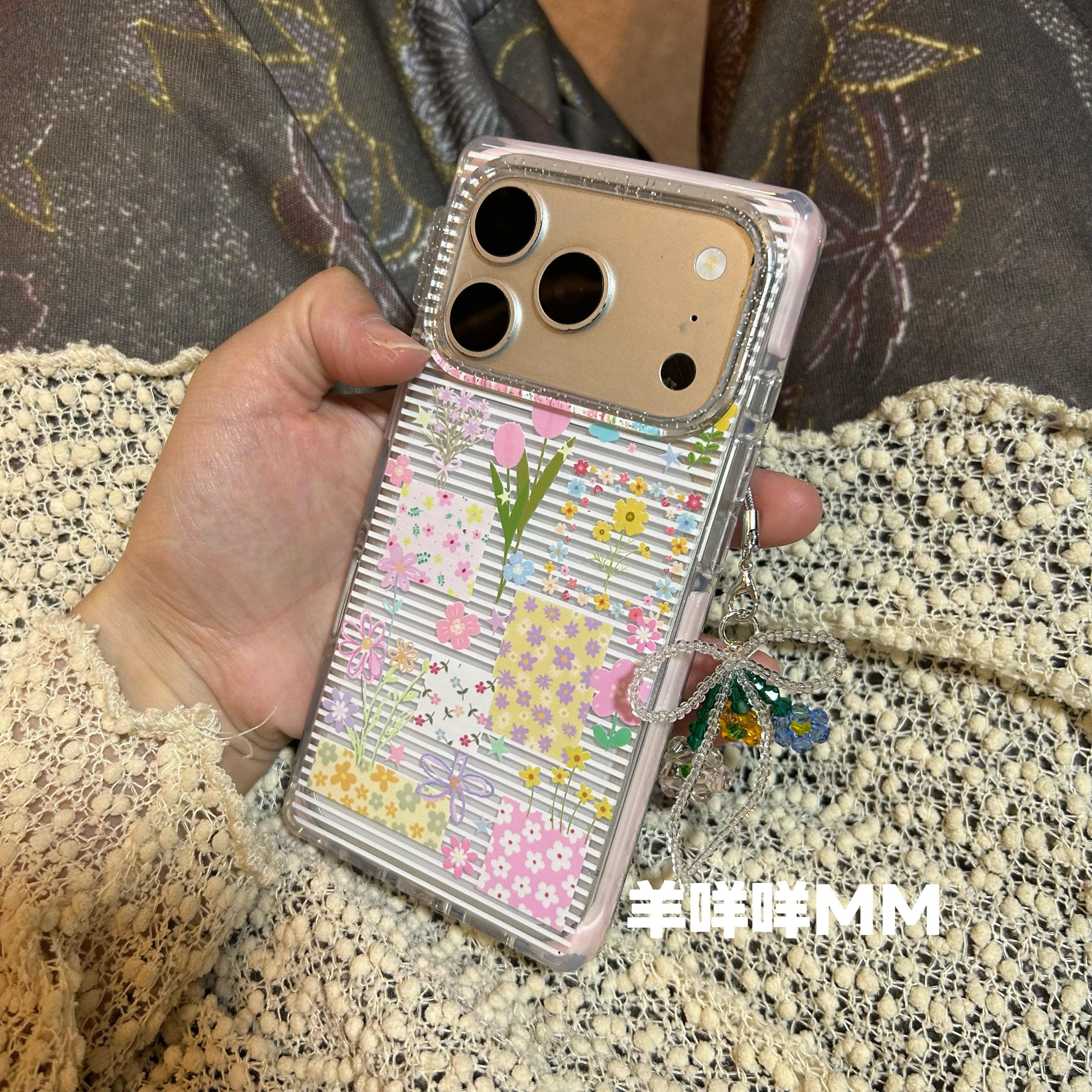 羊咩咩MM早春韩系17ProMax方形条纹碎花手机壳适用iPhone13/14花朵链条16Pro女15全包17Pro软保护套