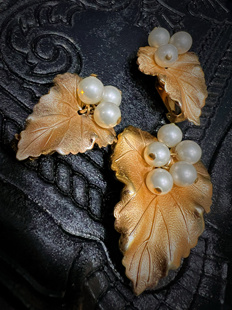 盛夏光年 珍珠葡萄叶胸针耳夹 书本封面款 NAPIER经典