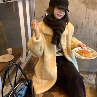 金叶貂人字纹中长款环保皮草仿水貂毛高级感皮毛一体外套大衣保暖