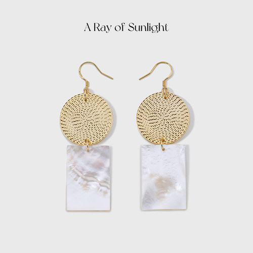 ARayofSunlight白蝶贝耳环
