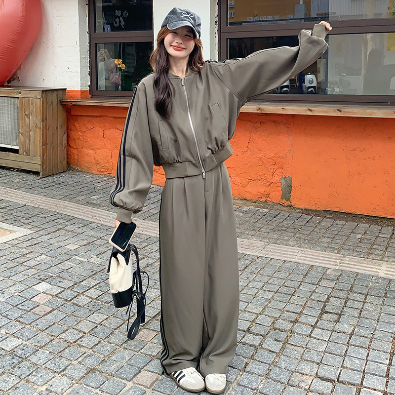 军绿色休闲运动阔腿裤套装女2025春秋新款三条杠时尚棒球服两件套