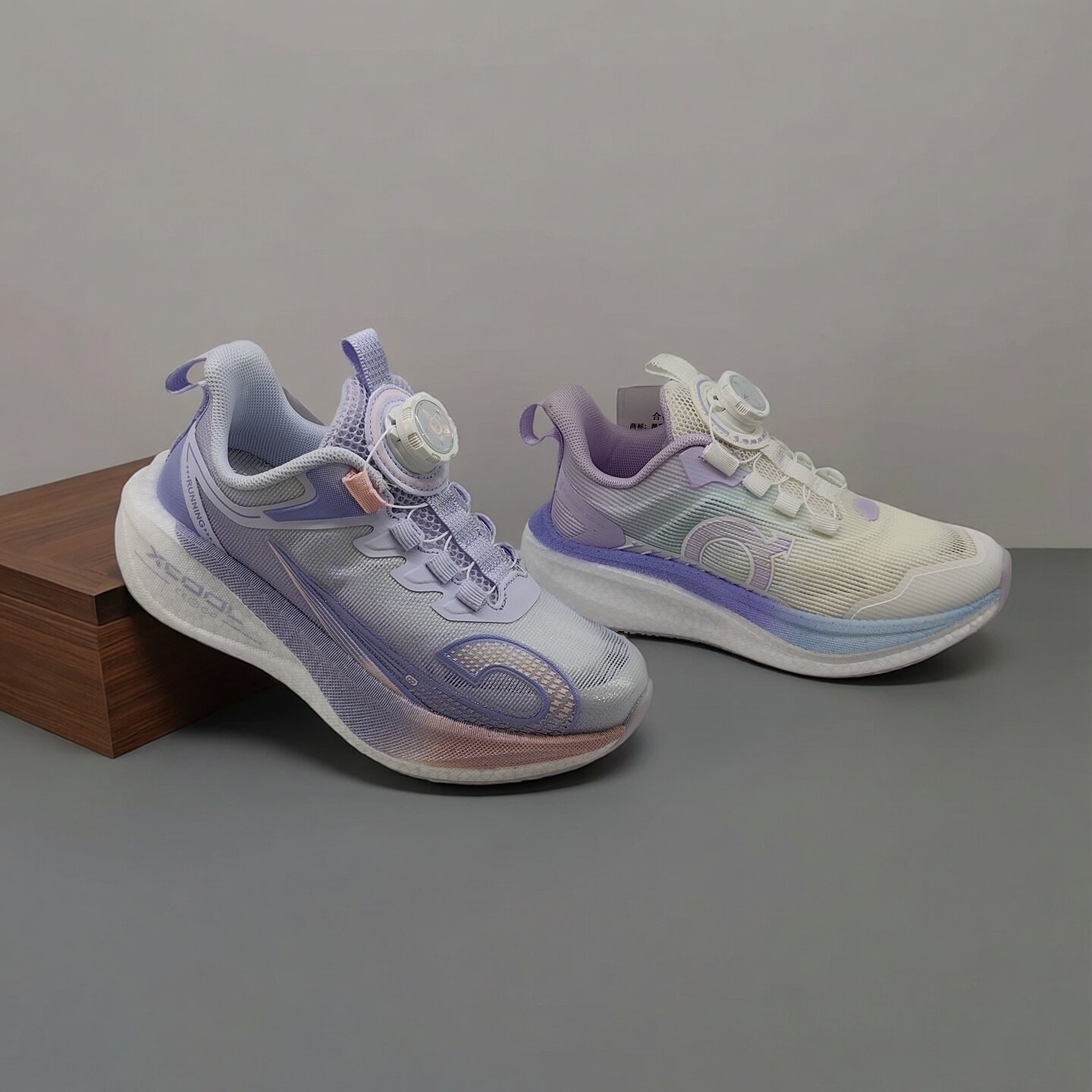 夏季新款单网运动鞋女童旋转纽扣防滑跑步鞋轻便透气舒适减震鞋