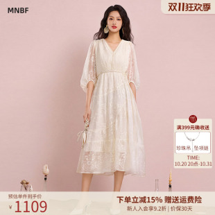 曼诺比菲商场同款2026夏季蕾丝v领a字中袖收腰连衣裙女SHBL126206