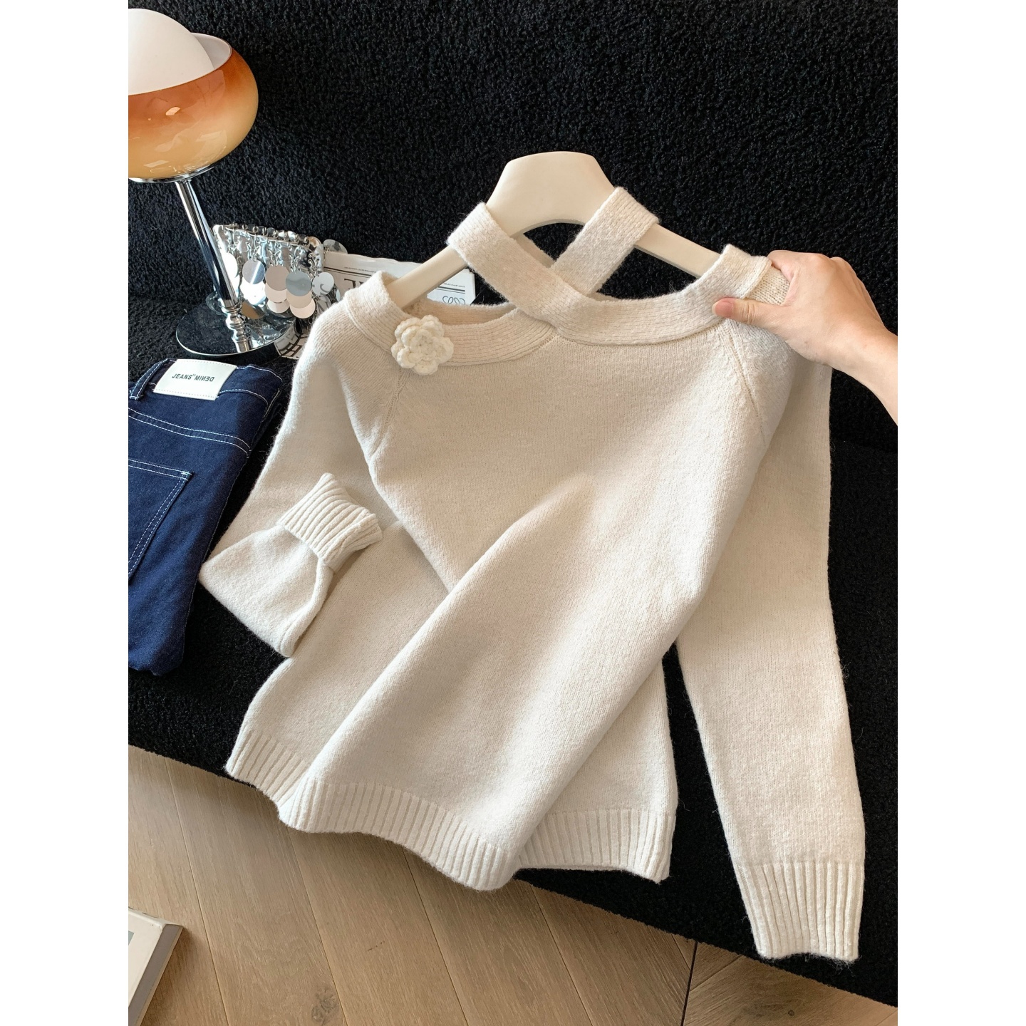 法式交叉挂脖一字肩立体花朵毛衣