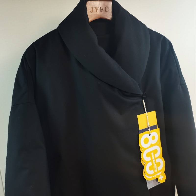 B收JI简风黑色大翻领短款羽绒服
