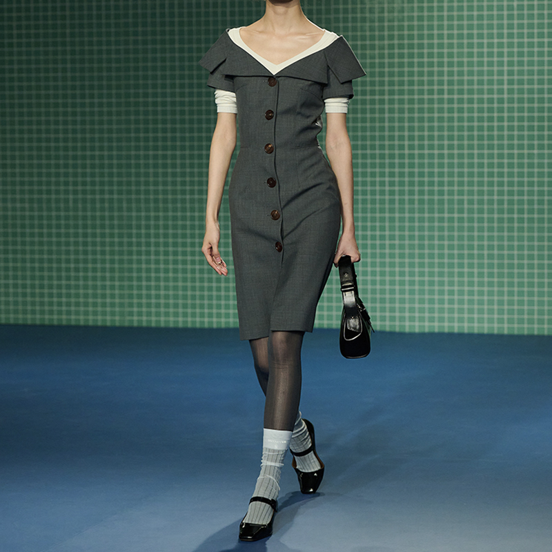 一字翻领修身连衣裙25SS春夏新款