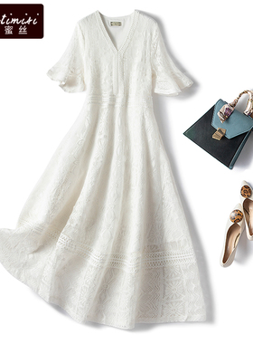 大码连衣裙2026夏季显瘦遮肚胖妹妹黄色V领喇叭高腰镂空蕾丝长裙