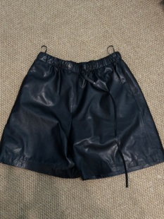 YEVACHAO黑色小绵羊皮松紧高腰皮短裤