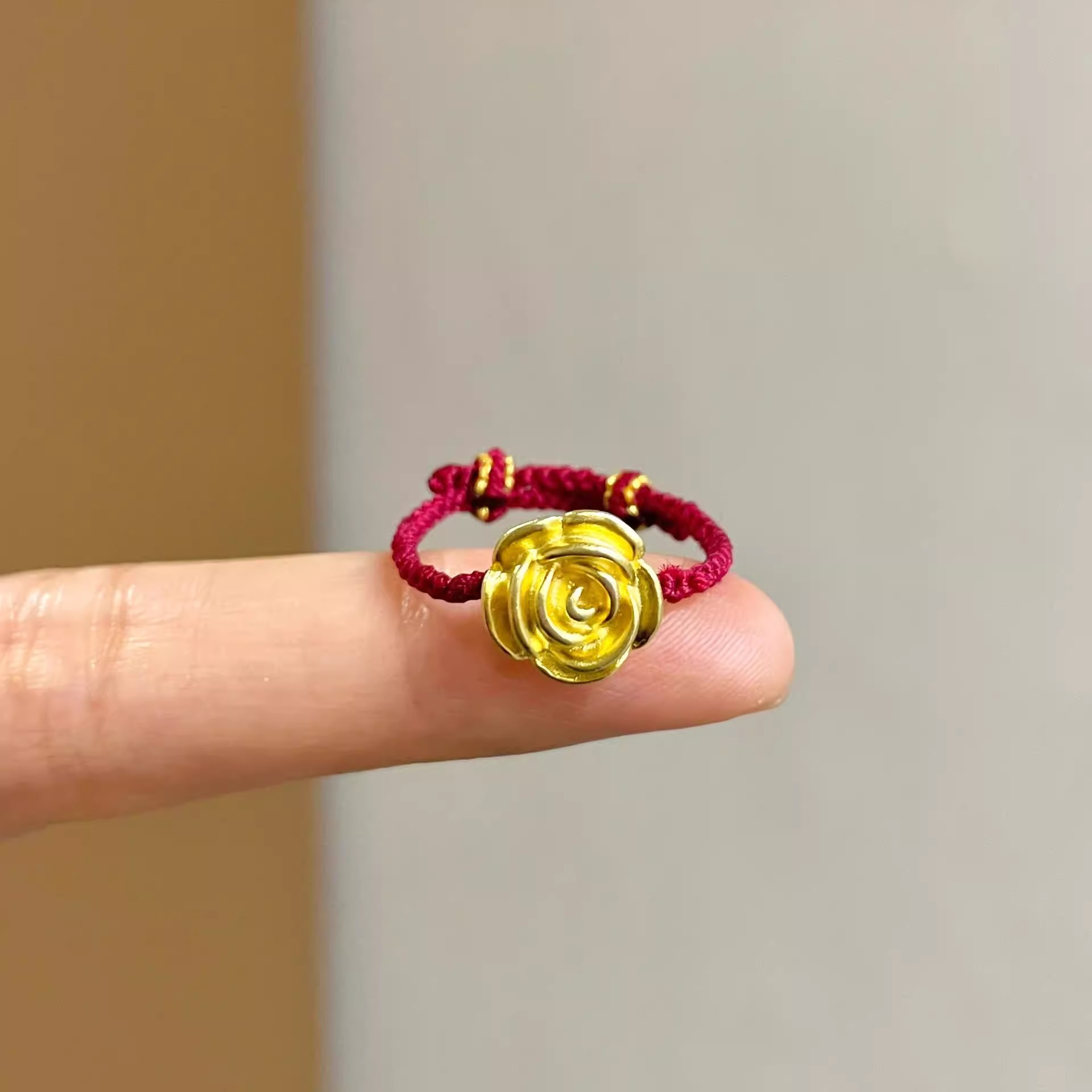 香港雪禧小众精致红绳花开富贵金包银玫瑰花戒指送女生闺蜜礼物