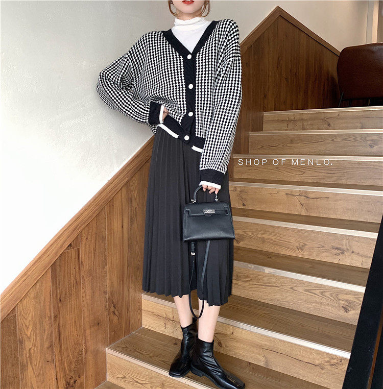 Real price ~ loose and versatile thousand bird check V-neck knitted cardigan + pleated skirt