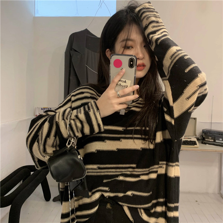 Real price ~ loose and versatile round neck zebra knitted sweater
