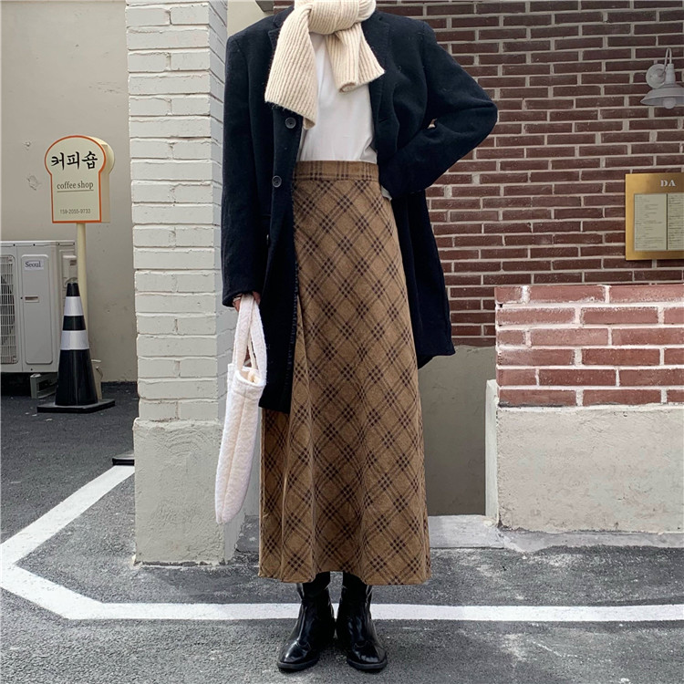 Real price ~ loose and versatile plaid skirt