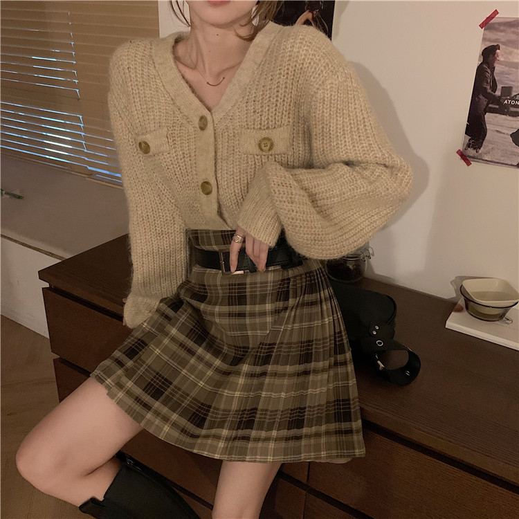 Real price ~ loose and versatile sweater + plaid skirt