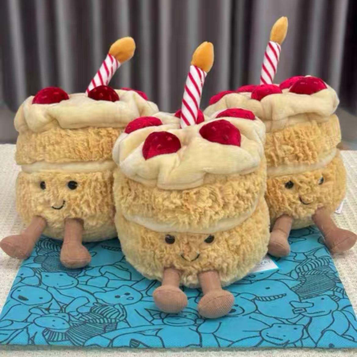 英国趣味生日蛋糕毛绒玩具安抚玩偶柔软公仔娃娃生日礼物儿童学生