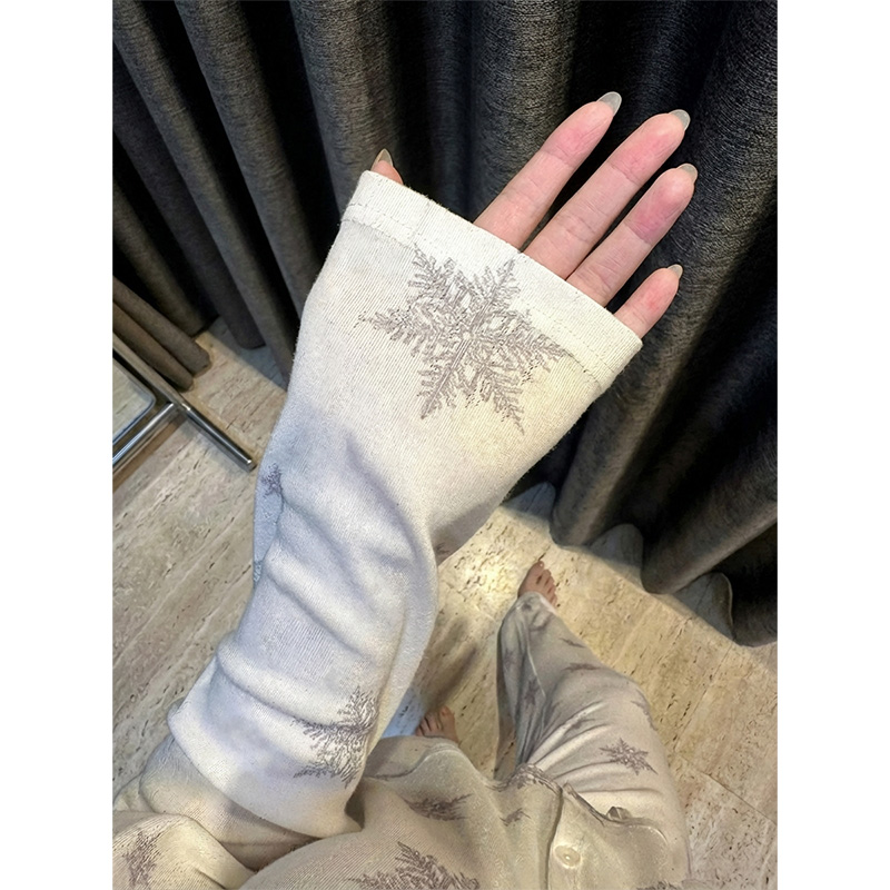 少女雪花设计甜美德绒保暖睡衣女
