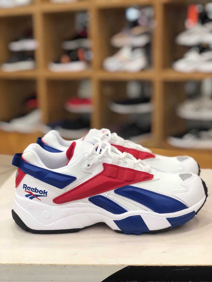 Reebok锐步红蓝慢跑鞋fv5520