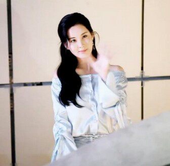 韩国代购the studio K正品徐贤同款珍珠扣缎面一字领露肩条纹衬衫